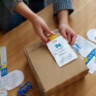 Emballage de commandes e-commerce sur une table